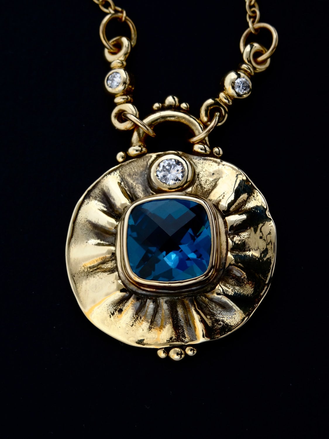 Blauer Topas Halskette - Handgefertigte 14 Kt Gold "Alte Sonne" Mit Einem 7x7mm Kissen London Blue Und Drei Diamanten Geschnitten von rickmahonskigold