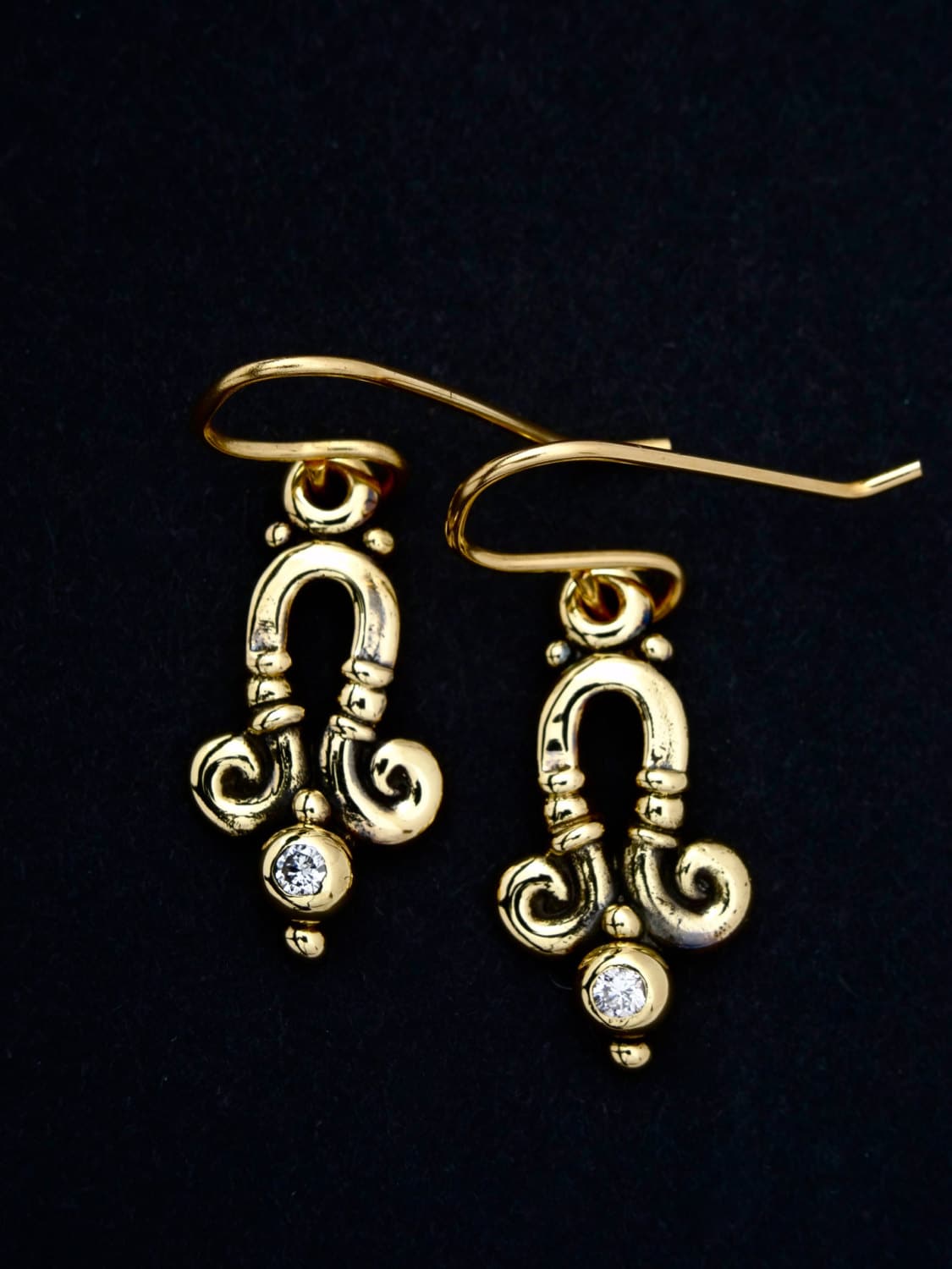 Diamant-Ohrringe - Handgefertigte 14 Kt Gold "Gewölbt Scroll" Ohrringe Mit Zwei.5 Pt Diamanten Von Rick Mahonski von rickmahonskigold