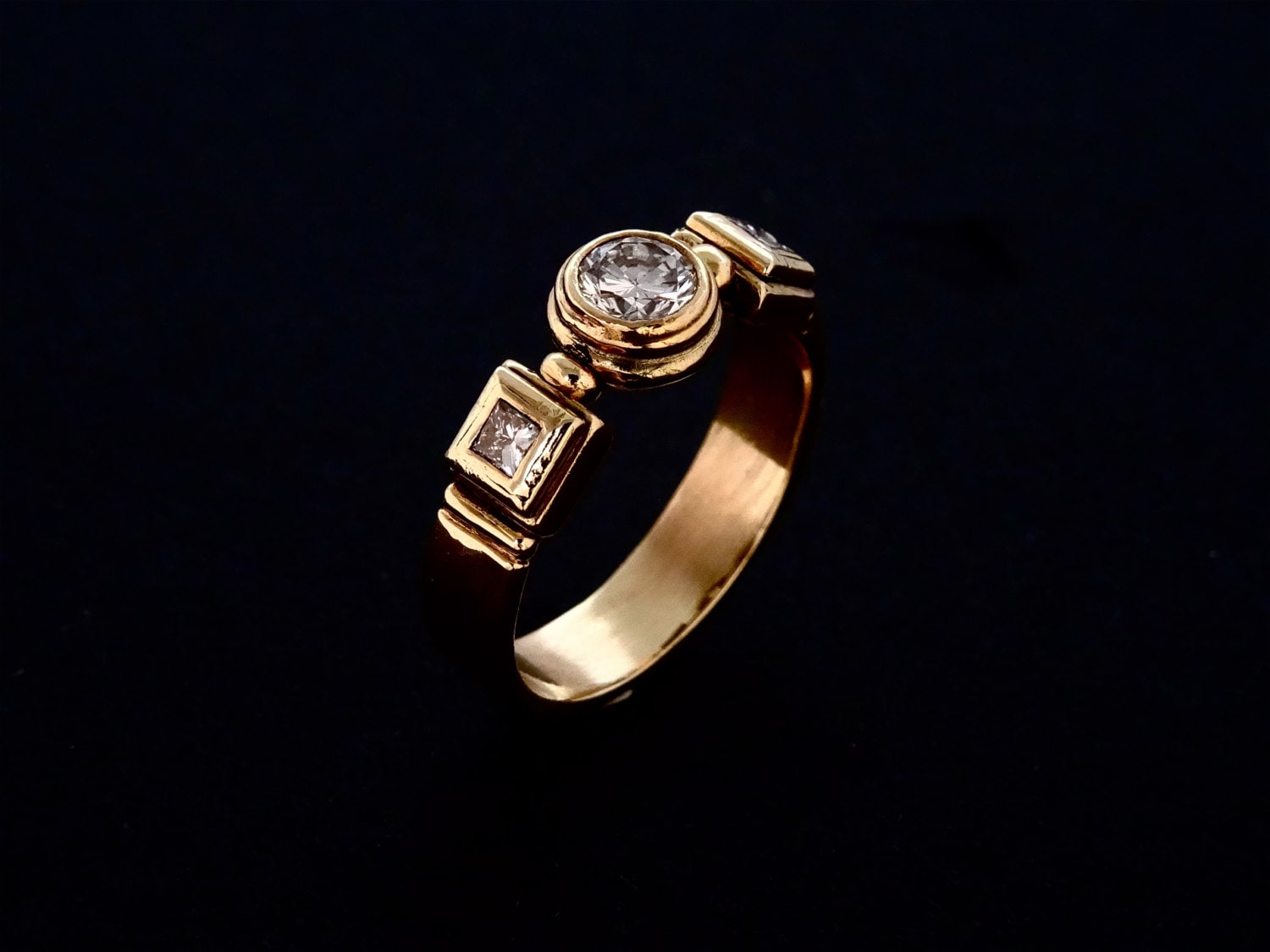 Diamant-Ring - Handgefertigte 14 Kt Gold "Rasberry" Ring Mit Einem 1/2 Ct Runde Zentrum Diamant Und Zwei.15 Pt. Prinzessin Seite Diamanten von rickmahonskigold