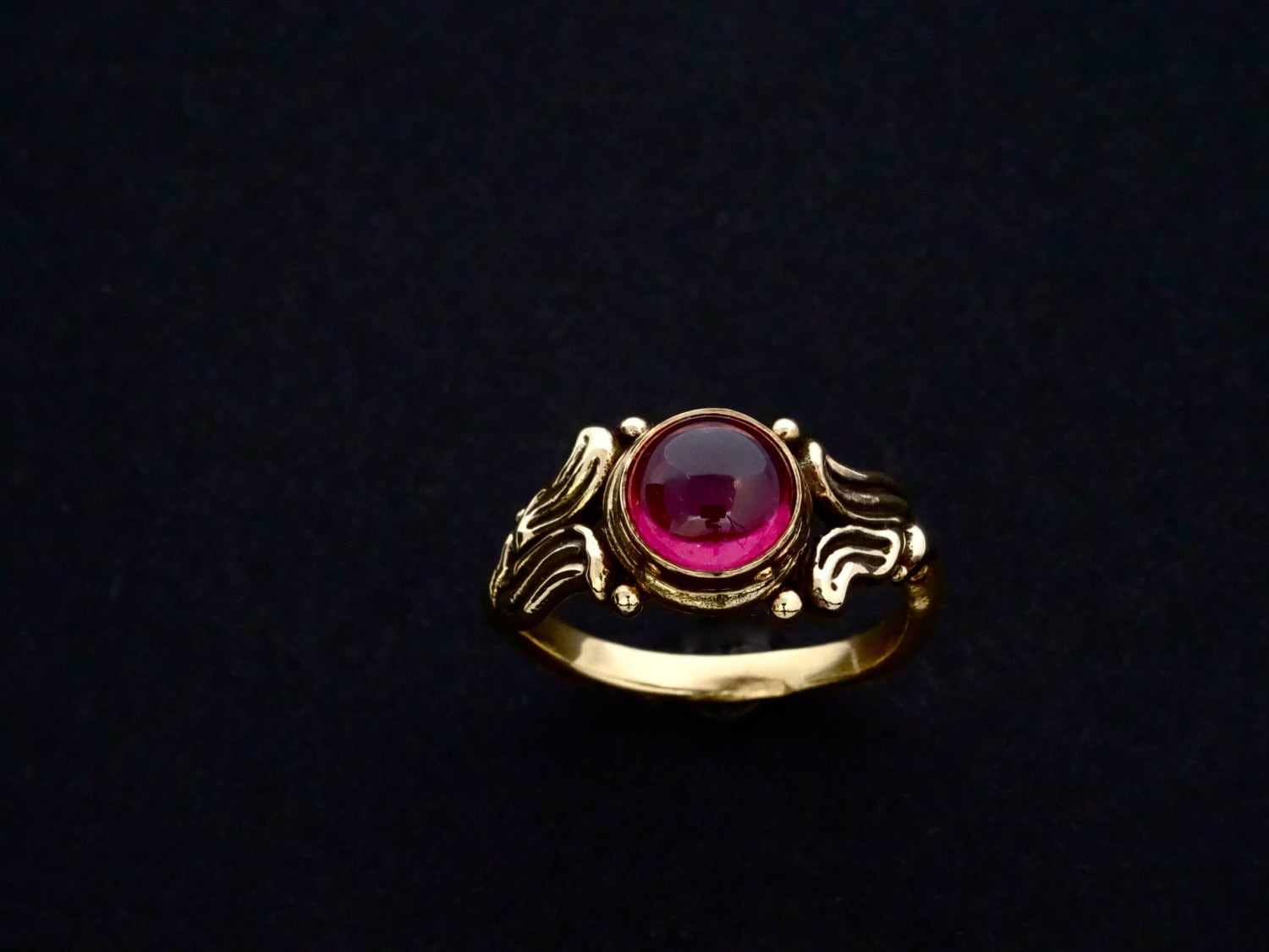 Granat Ring - Handarbeit 14 Kt Gold "Ocean Waves" Mit 7mm Runde Granat-Cabochon Von Rick Mahonski von rickmahonskigold