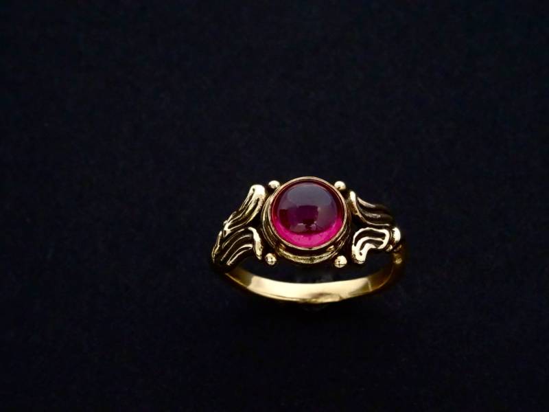 Granat Ring - Handarbeit 14 Kt Gold "Ocean Waves" Mit 7mm Runde Granat-Cabochon Von Rick Mahonski von rickmahonskigold