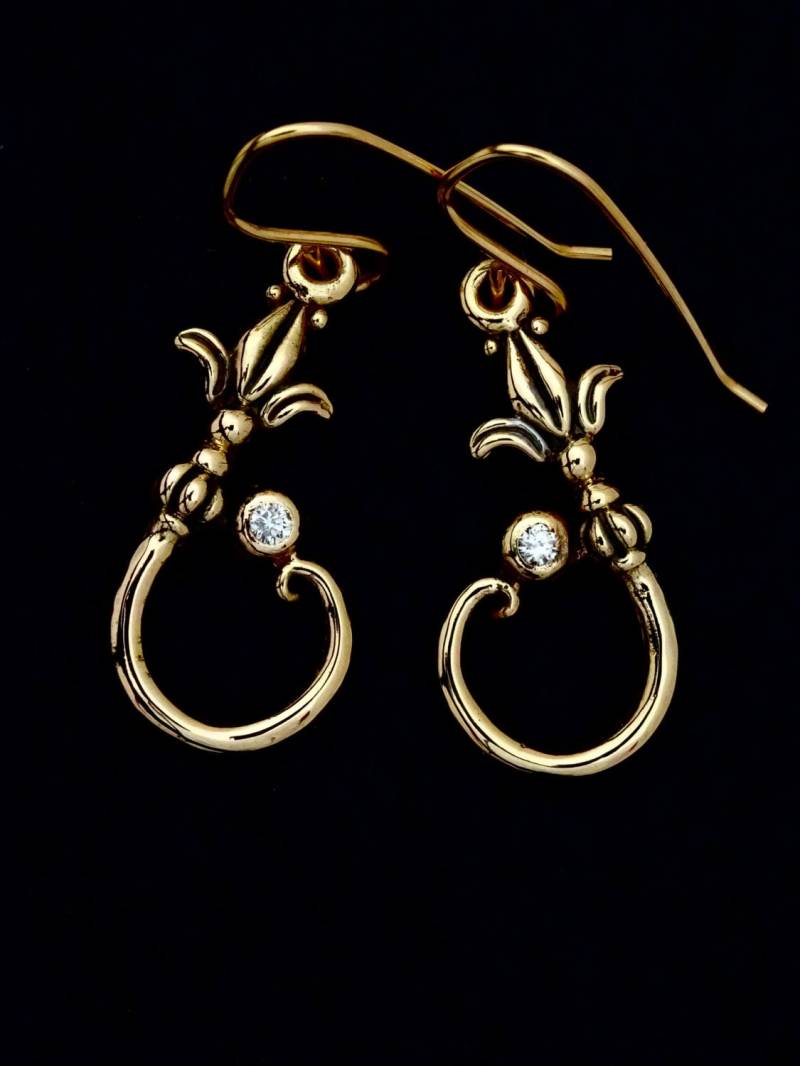 Handgefertigte 14 Kt Gold "Fleur Auf Ein Weinstock" Ohrringe Mit Zwei Diamanten Von.5 Pt von rickmahonskigold