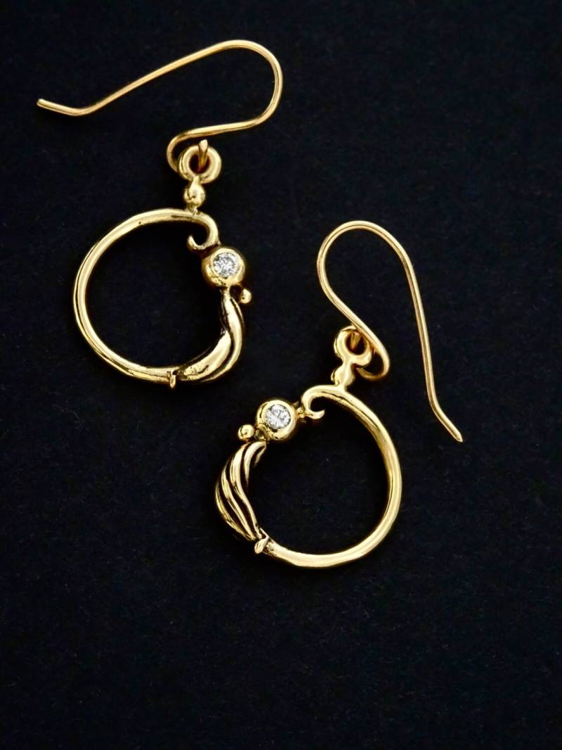 Handgefertigte 14 Kt Gold "Wachsende Rebe" Ohrringe Mit Zwei Diamanten Von.5 Pt von rickmahonskigold