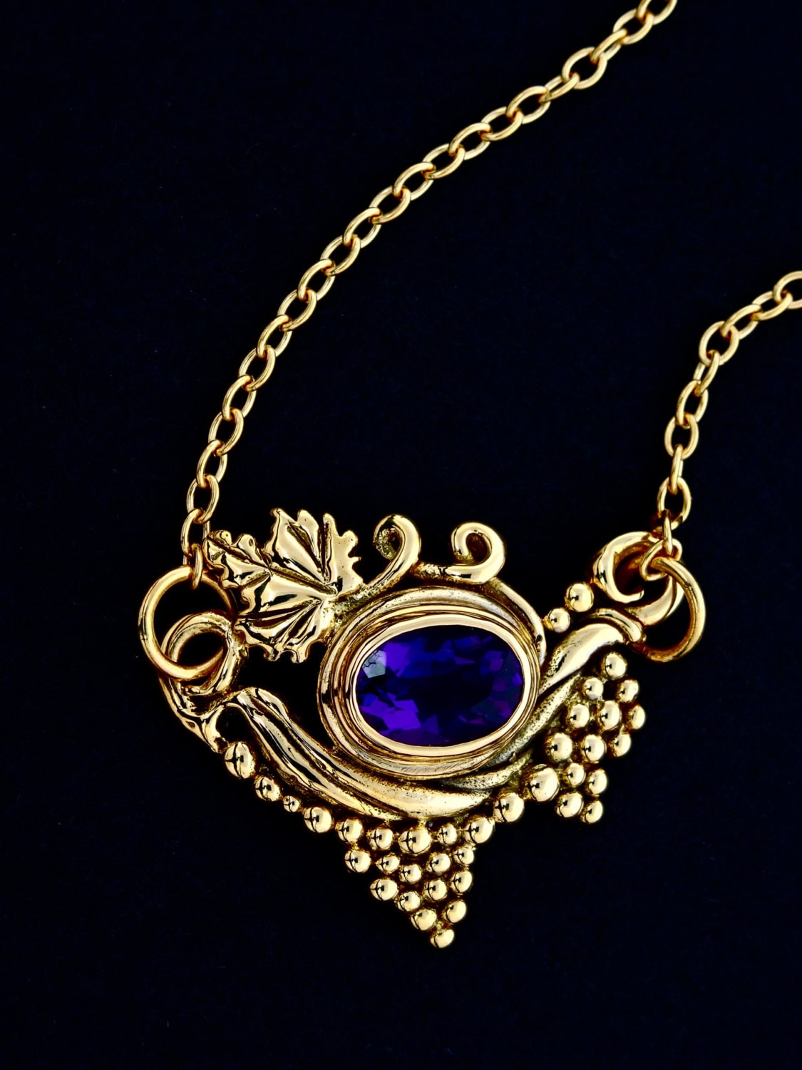 Handgefertigte 14 Kt Gold "Weingut" Halskette Mit 6x8mm Oval Facettierten Amethyst Und 18" Kette Befestigt von rickmahonskigold