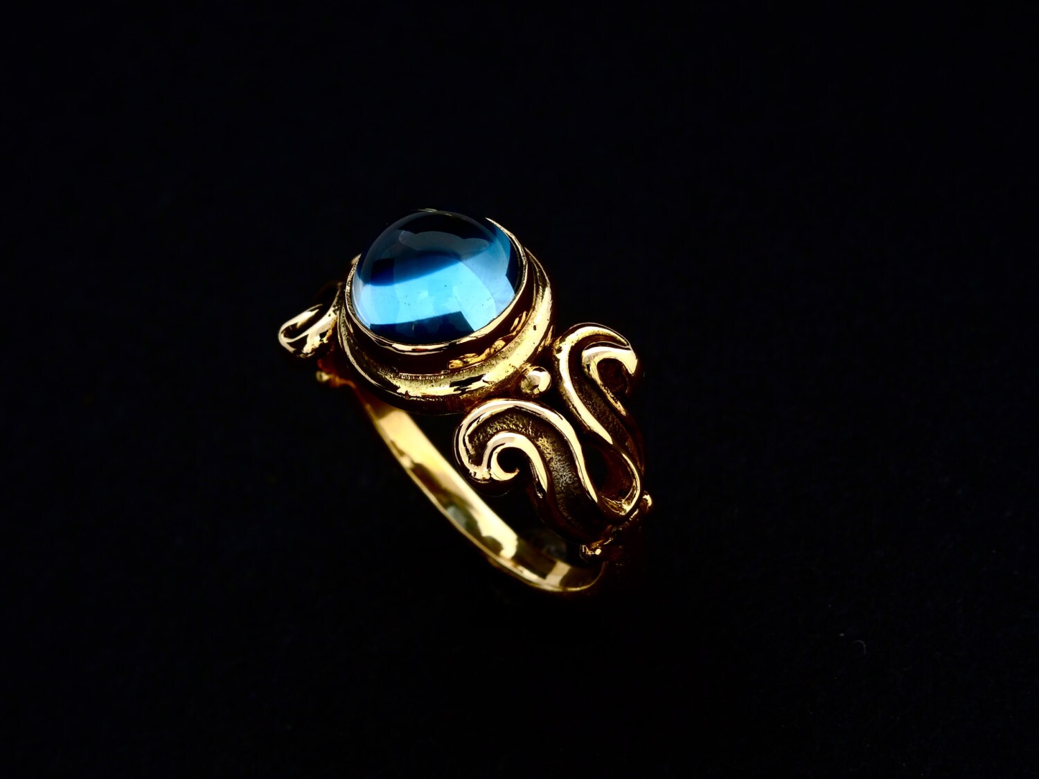 Handgefertigte 14 Kt. "Goldener "Spiral" Ring Mit 8 Mm Rundem Blautopas Cabochon." von rickmahonskigold