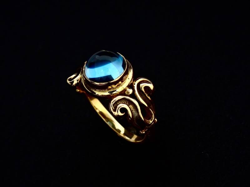Handgefertigte 14 Kt. "Goldener "Spiral" Ring Mit 8 Mm Rundem Blautopas Cabochon." von rickmahonskigold