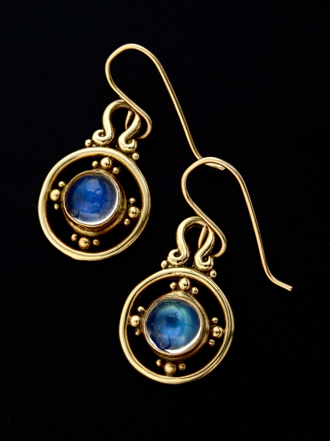 Mondstein - Ohrgehänge 14 Kt Gold "Orbit" Ohrringe Mit 7mm Runde Ceylon Mondsteine Von Rick Mahonski von rickmahonskigold