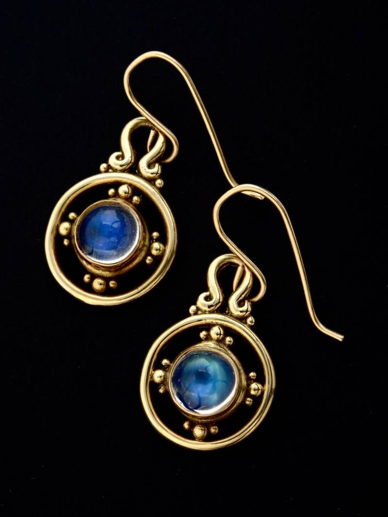 Mondstein - Ohrgehänge 14 Kt Gold "Orbit" Ohrringe Mit 7mm Runde Ceylon Mondsteine Von Rick Mahonski von rickmahonskigold