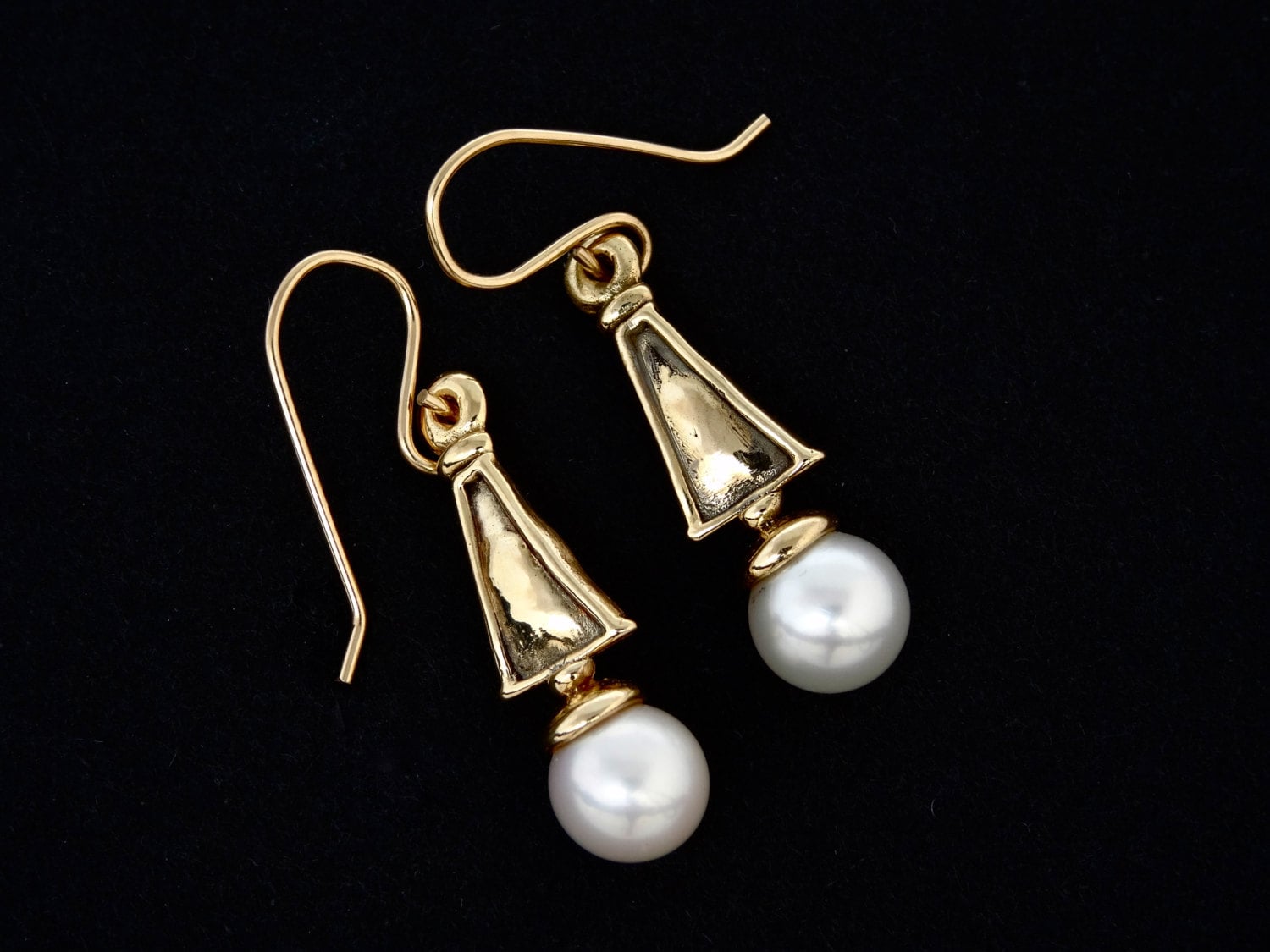 Ohrringe - Handgefertigte 14 Kt Gold "Kegel" Mit 7mm Runde Perlen Von Rick Mahonski Goldsmith von rickmahonskigold