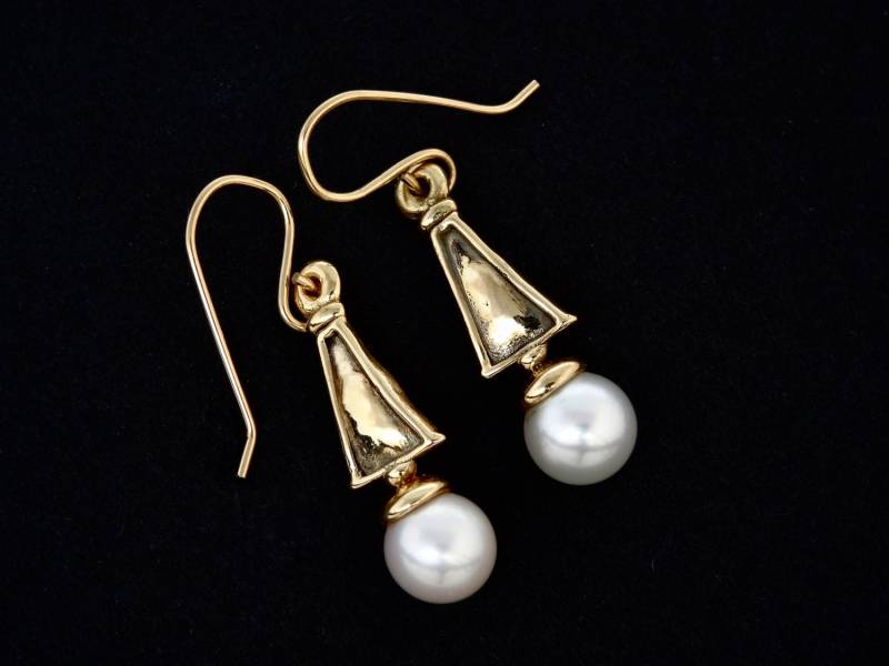 Ohrringe - Handgefertigte 14 Kt Gold "Kegel" Mit 7mm Runde Perlen Von Rick Mahonski Goldsmith von rickmahonskigold