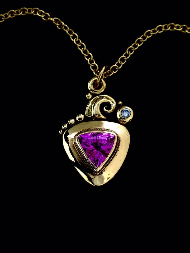 Rosa Saphirkette - Handgefertigte 14 Kt Gold "Fragment" Halskette Mit Einem 7mm Dreieckigen Facettierten Rosa Saphir von rickmahonskigold