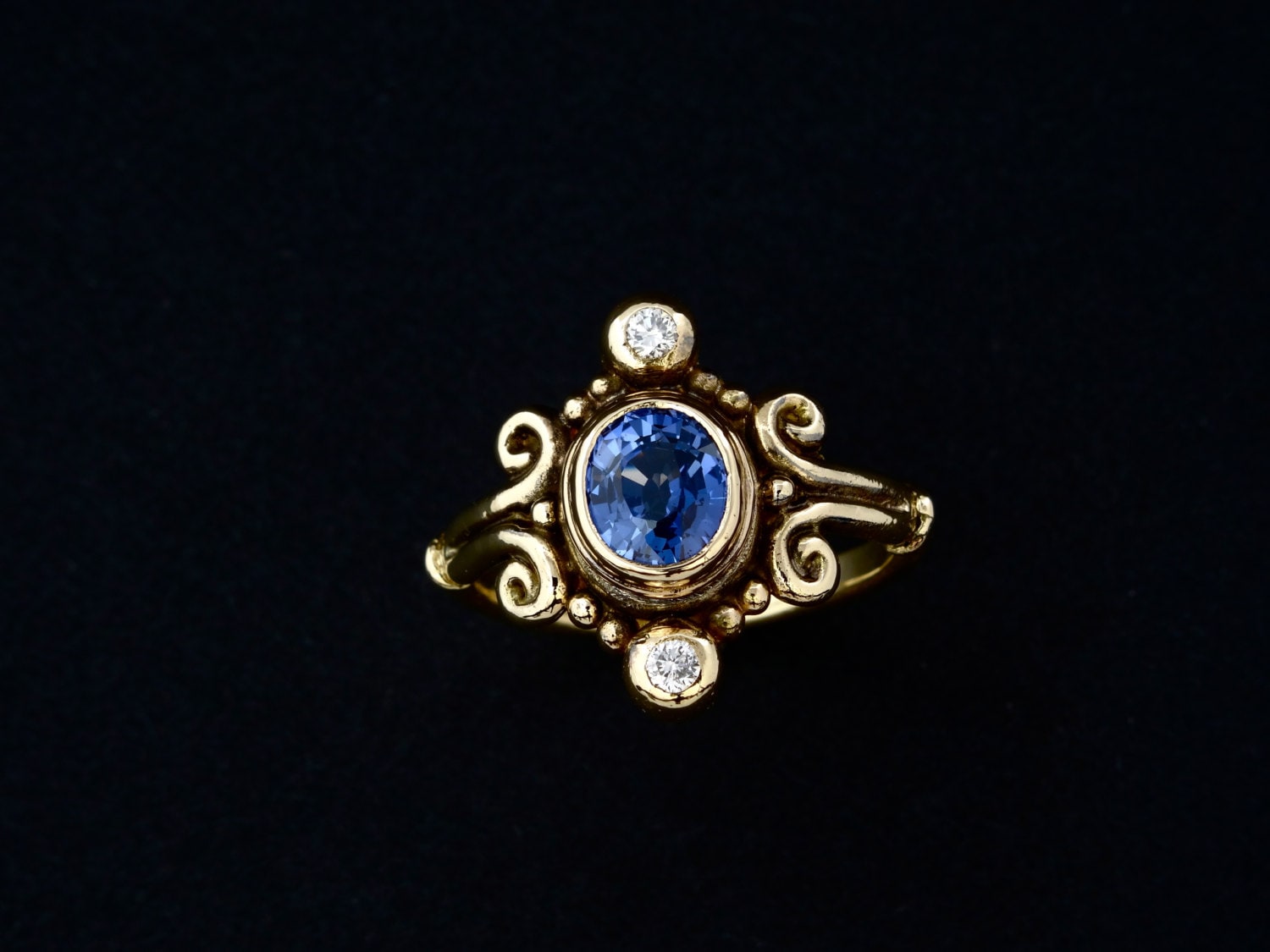 Saphir Und Diamant-Ring - Handarbeit 14 Kt Gold "Abby" Ring Mit Einem 5x7mm Ovalen Ceylon-Saphir Zwei.5 Pt-Diamanten von rickmahonskigold