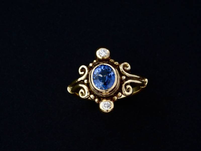 Saphir Und Diamant-Ring - Handarbeit 14 Kt Gold "Abby" Ring Mit Einem 5x7mm Ovalen Ceylon-Saphir Zwei.5 Pt-Diamanten von rickmahonskigold