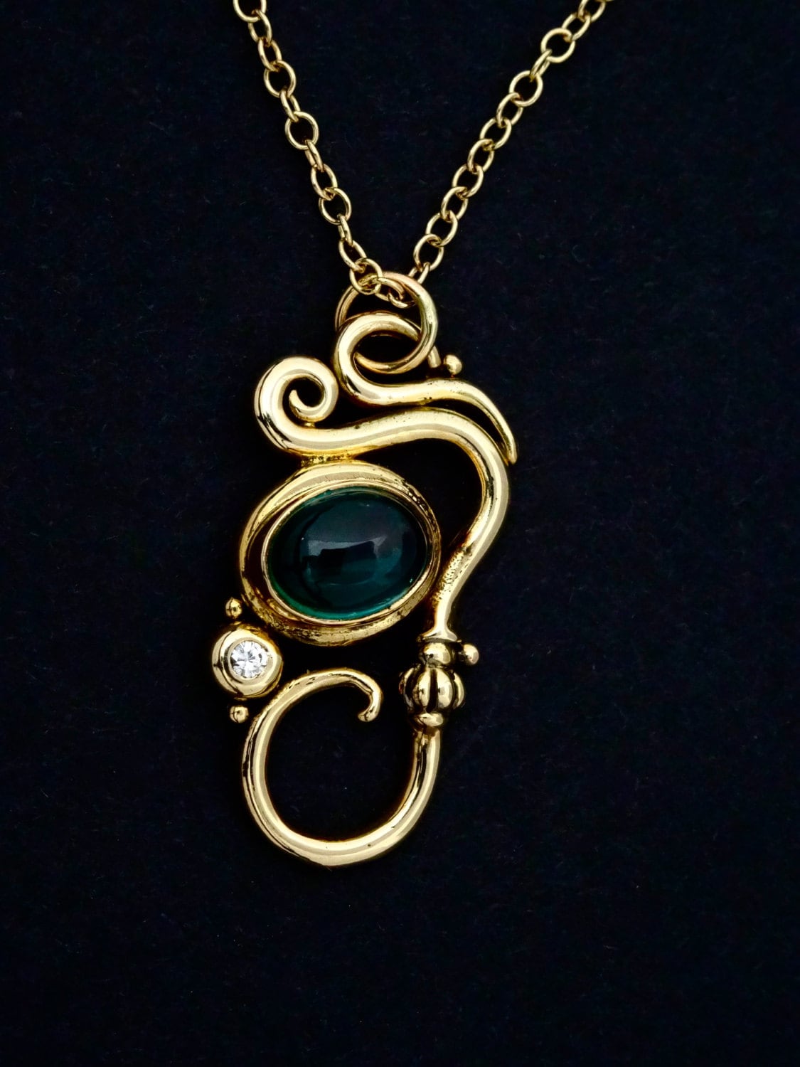 Turmalin Kette - Handarbeit 14 Kt Gold "Curling Rebe" Halskette Mit Einem 6x8mm Oval Grüner Cabochon Und.5 Pt von rickmahonskigold
