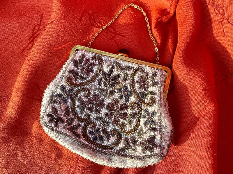 Jahrhundertwende Perlentäschchen - Feinste Garn- Und Stickarbeit Goldfarbenes Kettchen Für Den Unterarm Guter Zustand von riessaykel