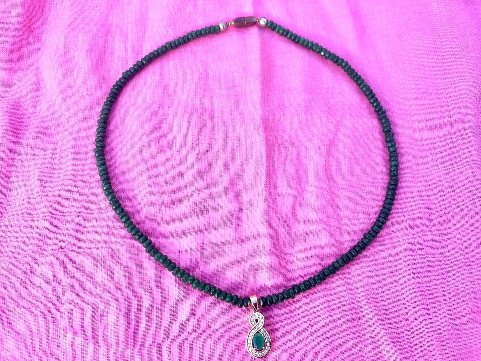 Vintage Jadekette Mit Vergoldetem Anhänger Unendlichkeitszeichen von riessaykel