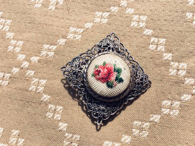 Vintage Petit Point Stickerei Brosche Versilbert - Filigrane Handarbeit Aus Portugal von riessaykel
