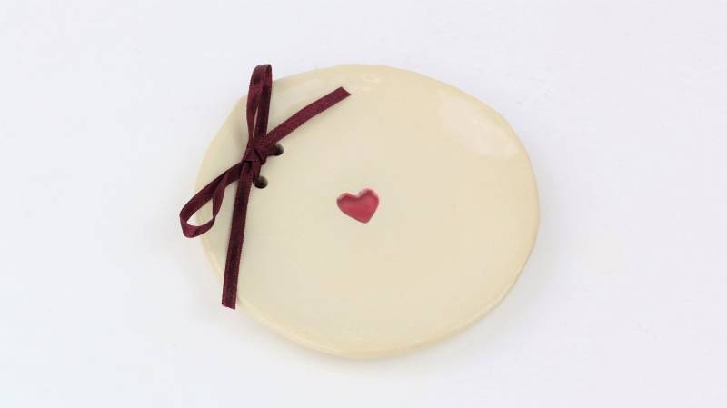 Trauringschale Mit Beerefarbenem Herz Für Eure Hochzeit Boho Wedding Eheringschale Keramik D Ca. 12 cm Handgemacht Unikat von riijoo