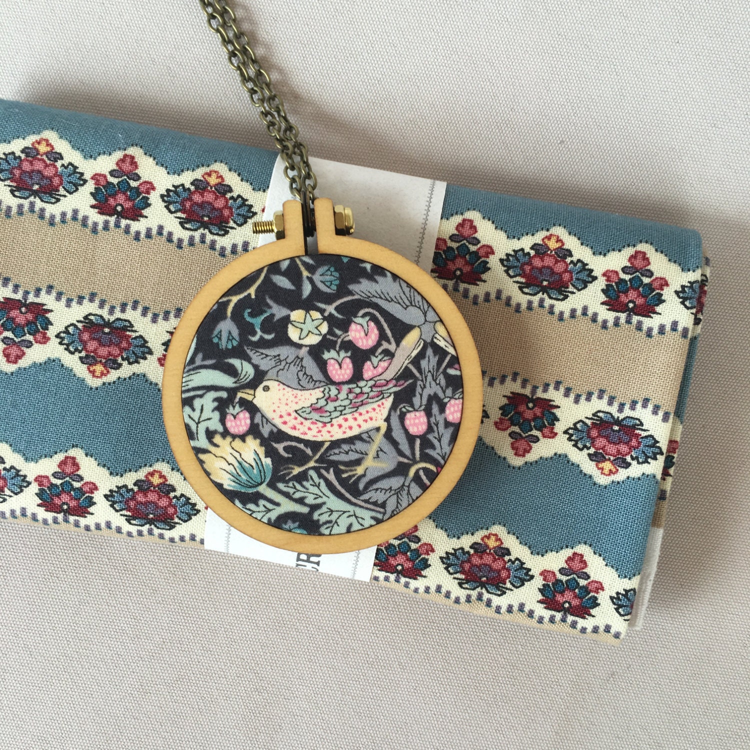 Halskette - Erdbeerdieb Motiv Mit Vogel in Schwarz Halskette - Erdbeerdieb Motiv Mit Vogel in Schwarz von ringletstitches