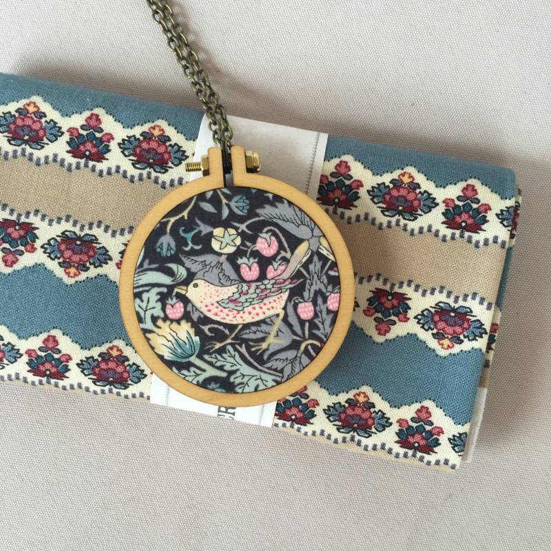Halskette - Erdbeerdieb Motiv Mit Vogel in Schwarz Halskette - Erdbeerdieb Motiv Mit Vogel in Schwarz von ringletstitches