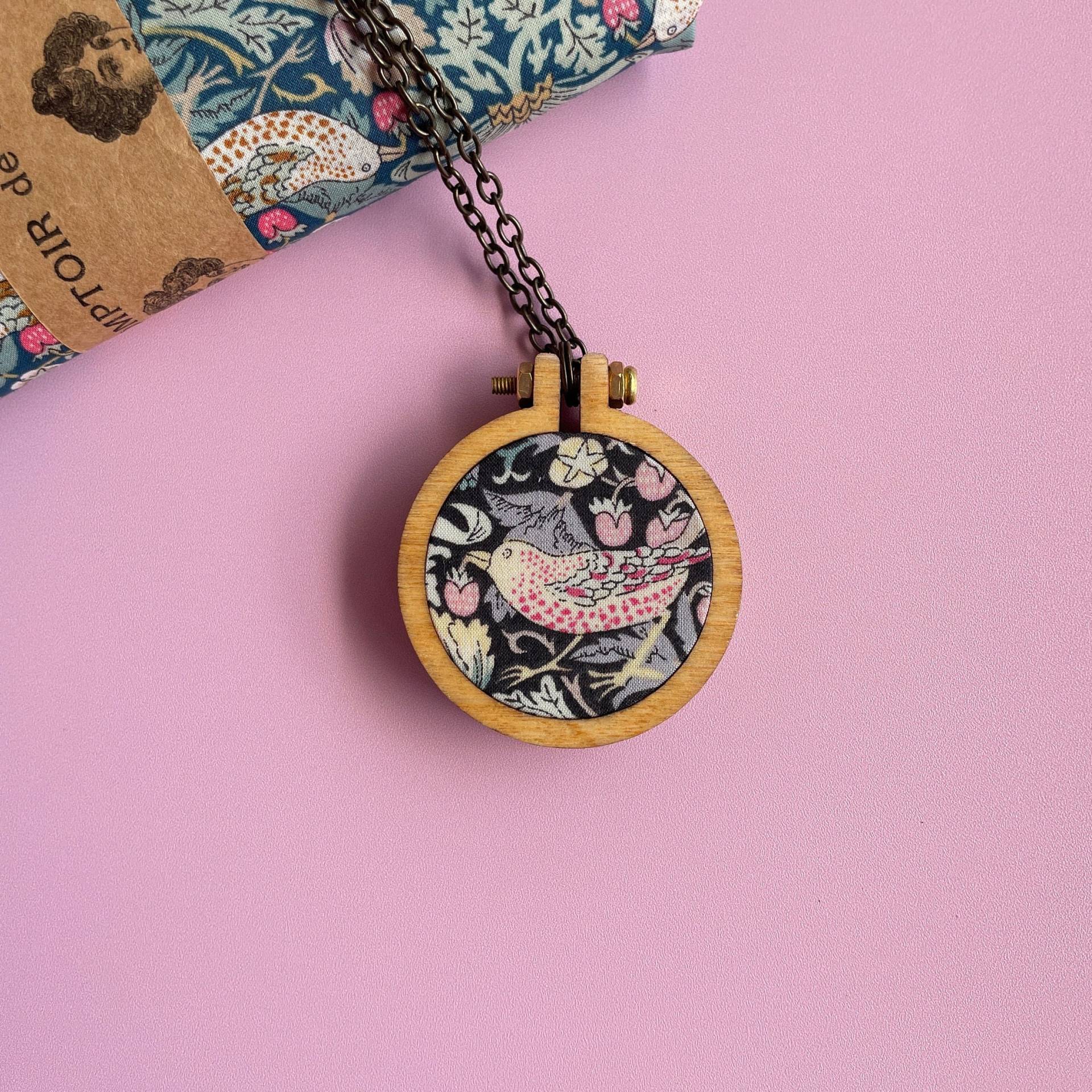 Halskette - Erdbeerdieb Vogel, Erdbeere & Blumen Motiv in Schwarz Halskette - Erdbeerdieb Vogel, Erdbeere & Blumen Motiv in Schwarz von ringletstitches