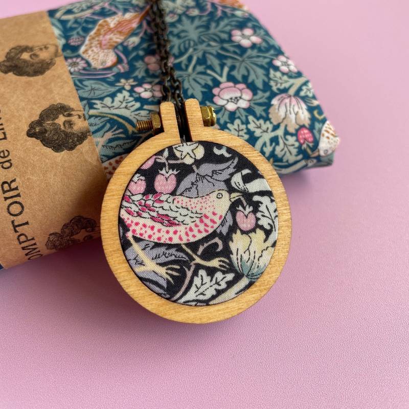 Halskette - Erdbeerdieb Motiv Mit Vogel Und Erdbeere in Schwarz Halskette - Erdbeerdieb Motiv Mit Vogel Und Erdbeere in Schwarz von ringletstitches