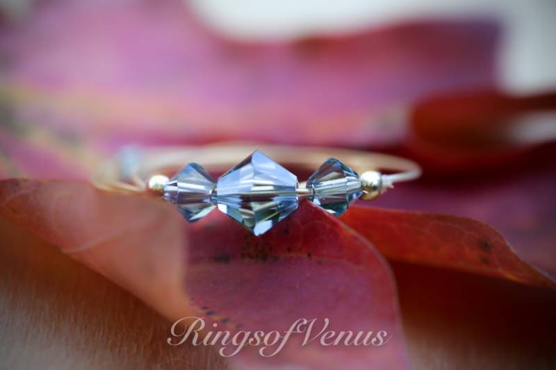 Handgefertigter Light Sapphire Swarovski Kristall Ring 24K Vergoldeter Wirewrap Draht von ringsofvenus