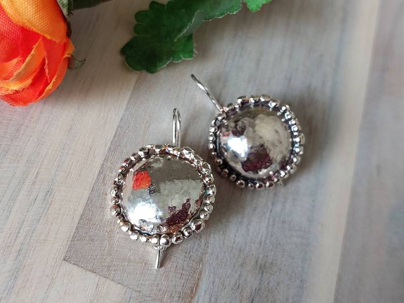 Gehämmerte Sterling Silber Ohrringe Oxidierter Kuppel Anhänger von rioritajewelry