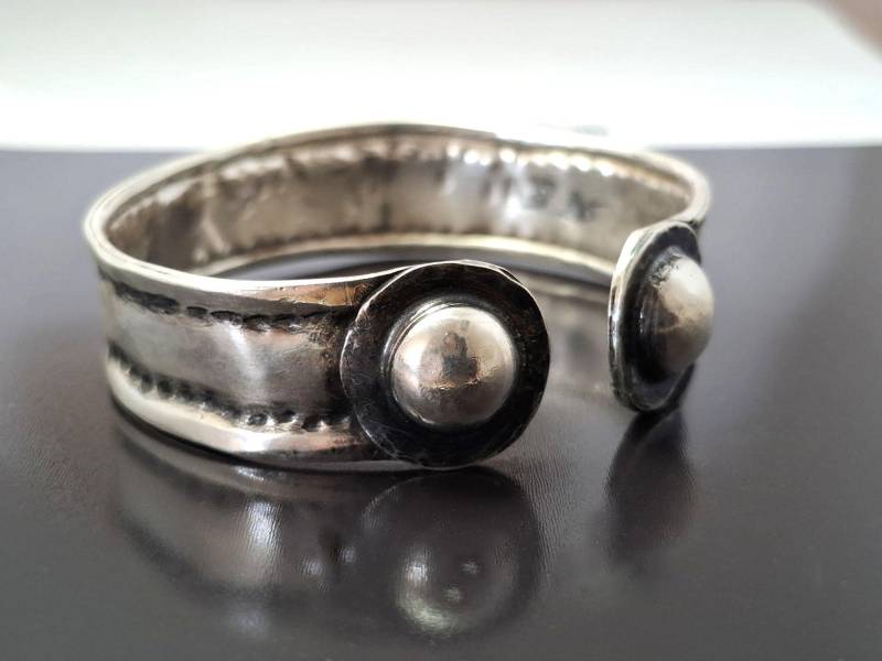 Gehämmertes Sterling Silber Armreif Oxidierter Boho Armreif von rioritajewelry