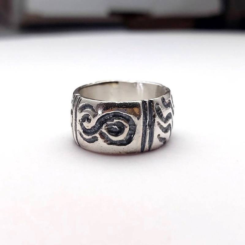 Handgemachter Ring Aus Oxidiertem Sterlingsilber Mit Grobem Boho-Design von rioritajewelry