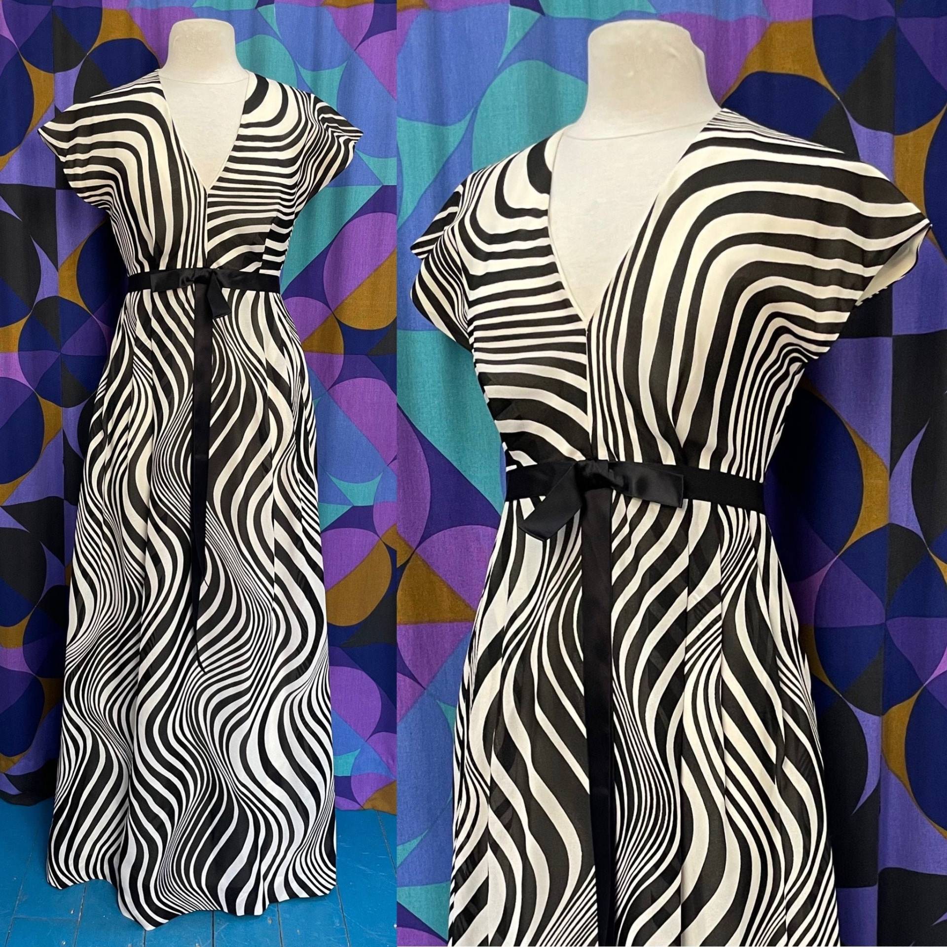 Außergewöhnliches Vintage 60Er Jahre Monochromer Op Art Print Ärmelloses Maxi Kleid Mit Schwarzer Schleife Detail Hergestellt in England Von Laura von ripitupvintage