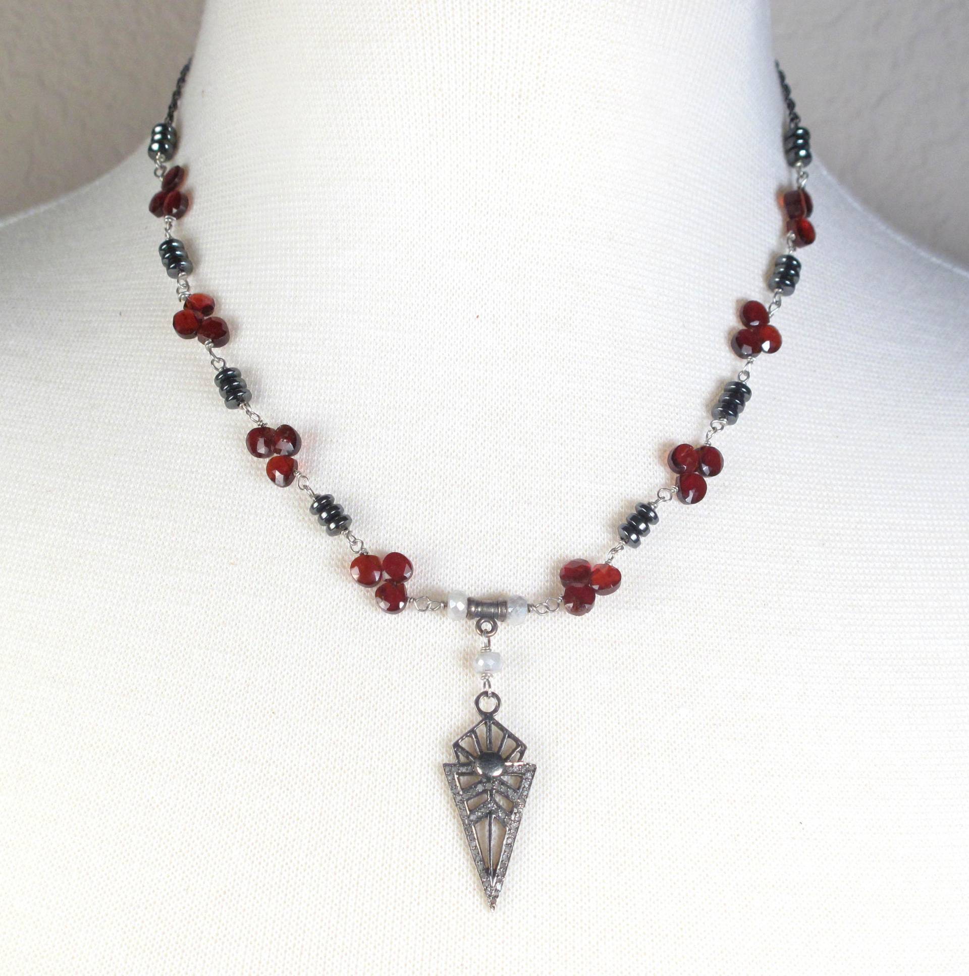 Diamant-Pave Stilisierte Pfeil Und Teardrop Geformt Hessonit Granat Halskette von ritterross1