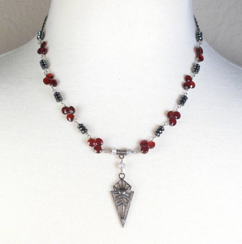 Diamant-Pave Stilisierte Pfeil Und Teardrop Geformt Hessonit Granat Halskette von ritterross1