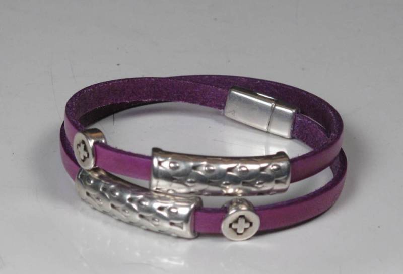 Doppelte Wrap Lila Lederarmband Mit Silber Strukturiertem Schieber Doppelte Wrap Lila Lederarmband Mit Silber Strukturiertem Schieber von ritterross1
