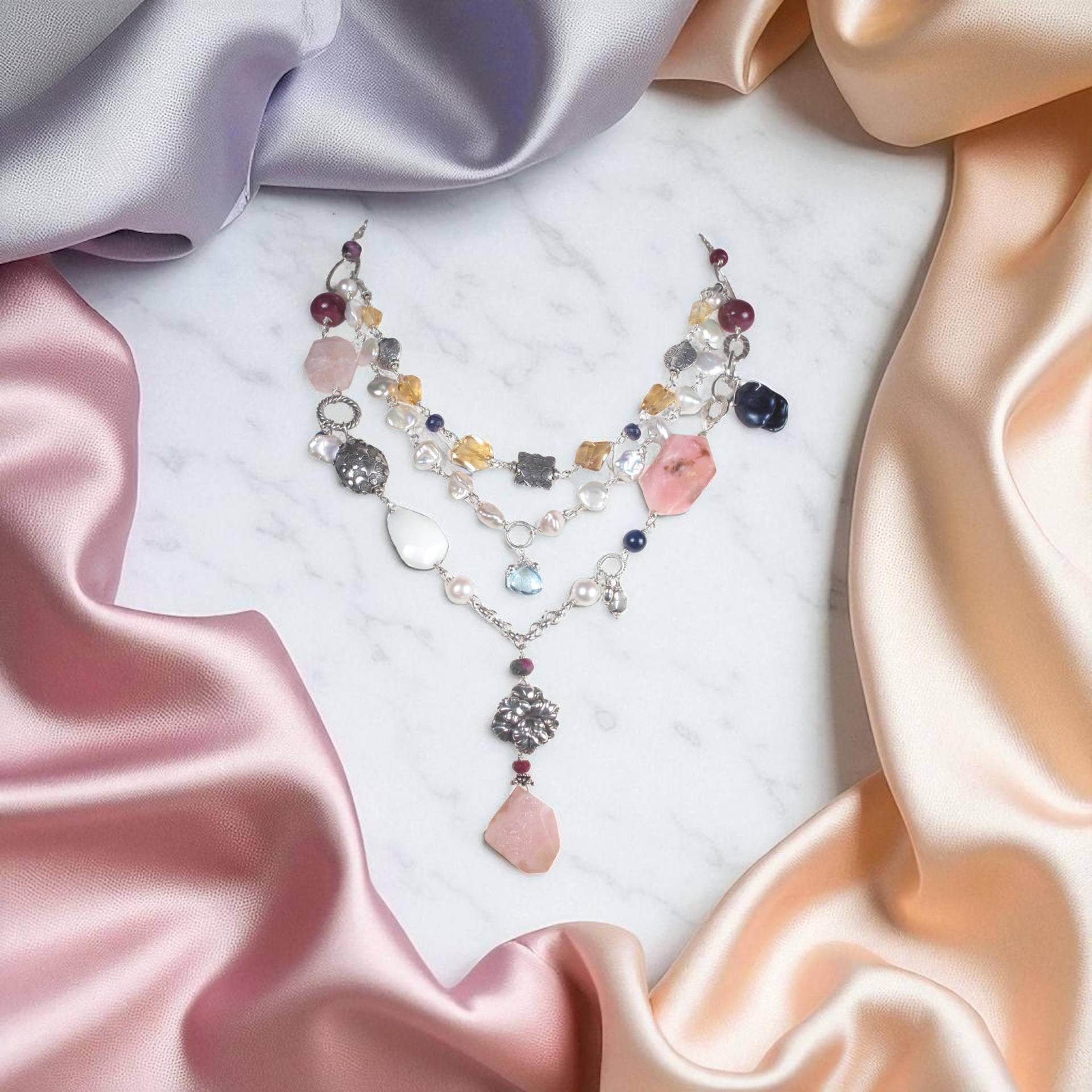 Drei Strand-Gemstone-Halskette Mit Drogenpendant Drei Strand-Gemstone-Halskette Mit Drogenpendant von ritterross1