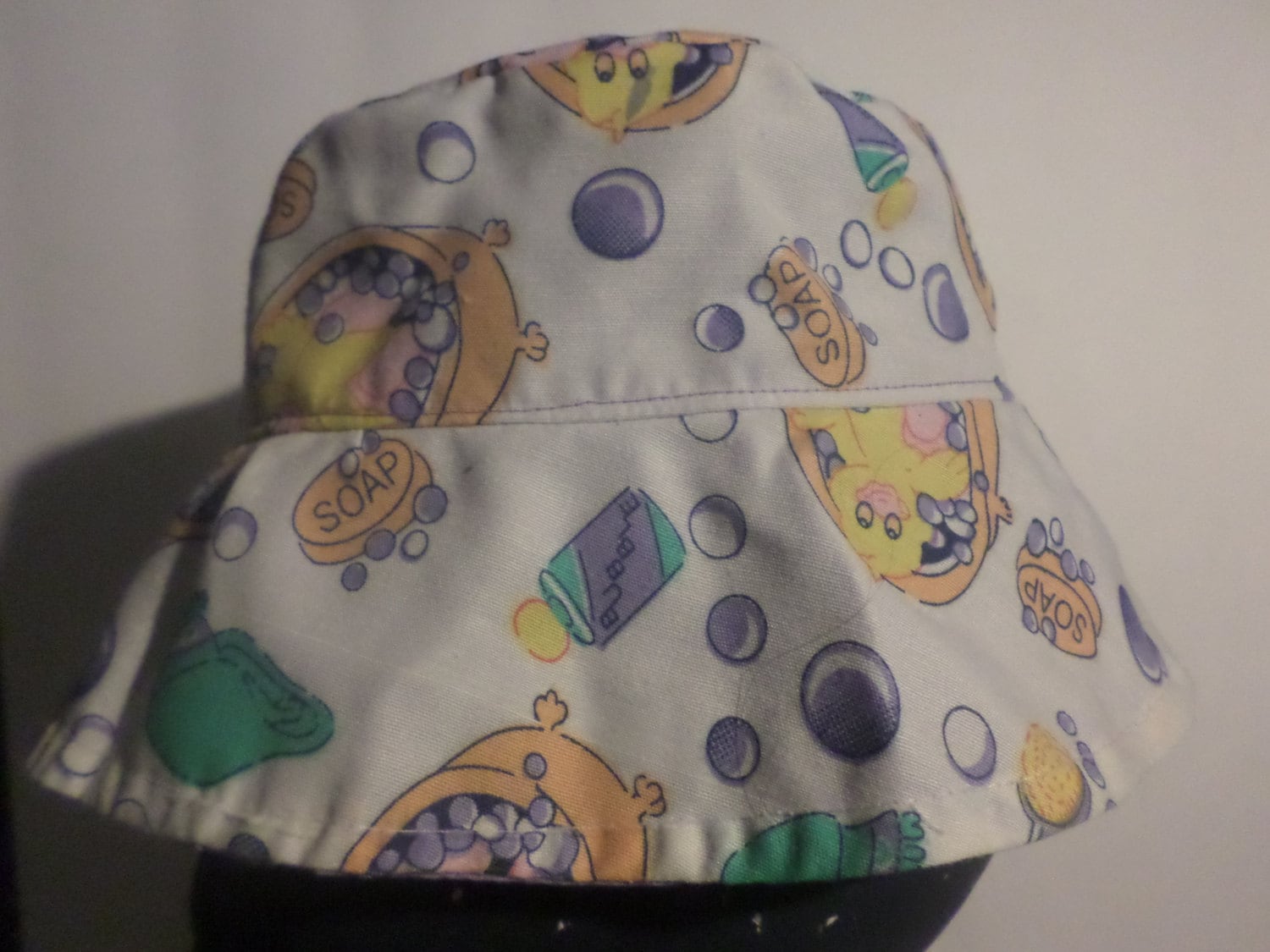 Duck in Tub Bucket Hat Mit Passender Dreieckstasche Duck in Tub Bucket Hat Mit Passender Dreieckstasche von robincurtis3