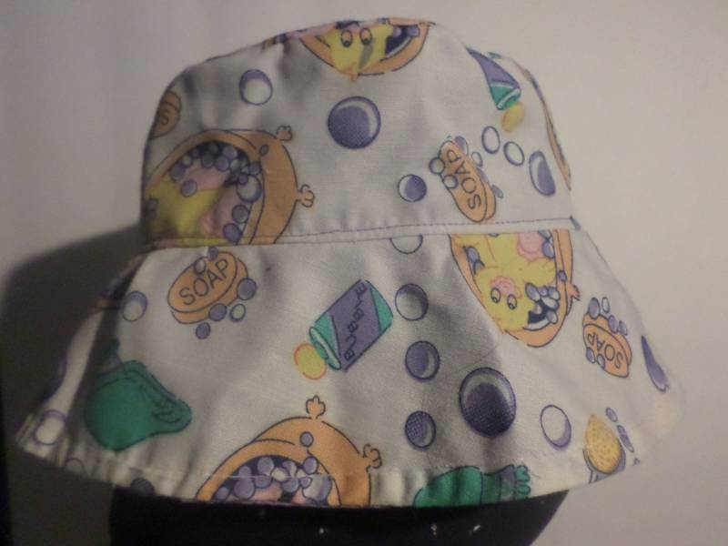 Duck in Tub Bucket Hat Mit Passender Dreieckstasche Duck in Tub Bucket Hat Mit Passender Dreieckstasche von robincurtis3