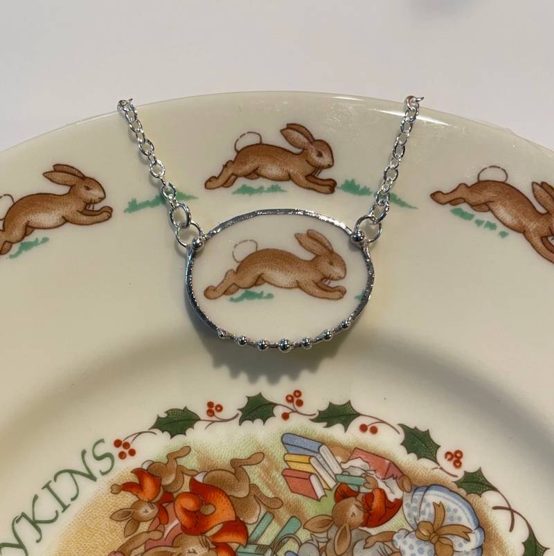Royal Doulton Bunnykins Gebrochener Porzellanschmuck Läuft Häschen-Kaninchen-Oval-Halskette Royal Doulton Bunnykins Gebrochener Porzellanschmuck Läuft Häschen-Kaninchen-Oval-Halskette von robinsrelics