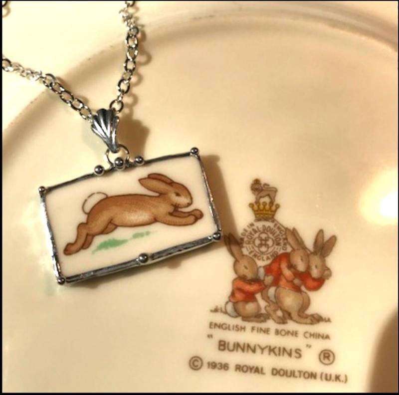 Royal Doulton Bunnykins Gebrochenes Porzellan Schmuck Laufende Häschen-Rechteck-Halskette Royal Doulton Bunnykins Gebrochenes Porzellan Schmuck Laufende Häschen-Rechteck-Halskette von robinsrelics