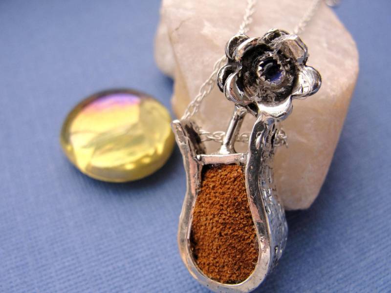 sterling Silber Vase Mit Blume Und Braune Leder Wildleder Halskette von rockmyworldinc