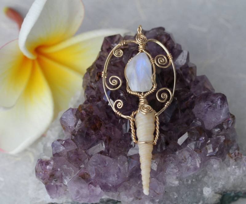 Handgemachte Draht Gewickelt Spirale Mondstein Shell Anhänger Mit 14K Gold Gefüllt Handgemachte Draht Gewickelt Spirale Mondstein Shell Anhänger Mit 14K Gold Gefüllt von rocknrelic