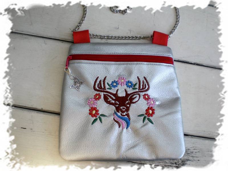 Dirndl-Tasche Aus Silbernem Kunstleder, Bestickt Mit Einem Wunderschönem Hirschkopf von romaga36