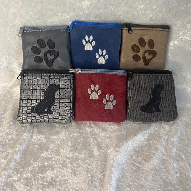 Täschchen - Geschenkidee Kunstleder Minibörse Hund Hundepfote Verpackung Für Geldgeschenk Hund- Hundepfoten von romaga36