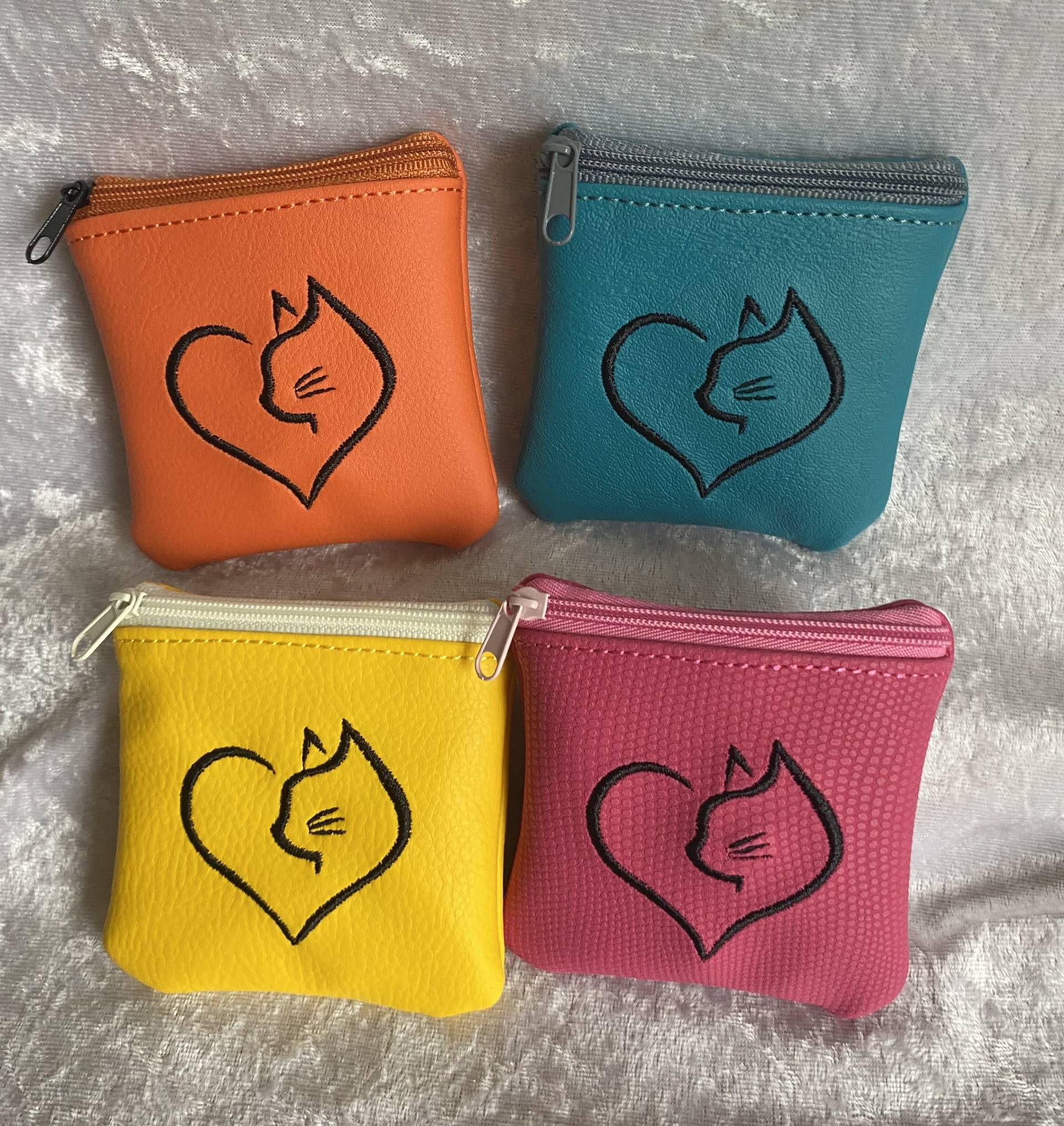 Täschchen - Geschenkidee Kunstleder Minibörse -Katze Herz Verpackung Für Geldgeschenk Hund- Hundepfoten von romaga36
