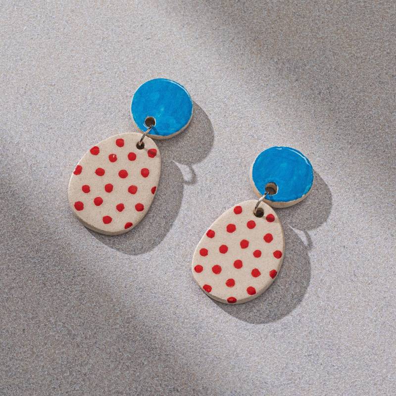 Rot Gepunktete Keramikohrringe Farbenfroher Schmuck Rot Gepunktete Keramikohrringe Farbenfroher Schmuck von rootandcolor
