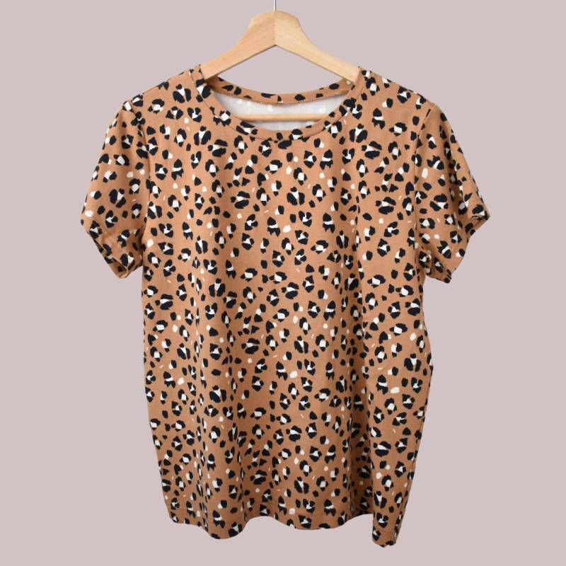 Bio T-Shirt Mit Leo Muster Für Frauen/Weich Und Bequem Handmade in Germany von rootsandclouds