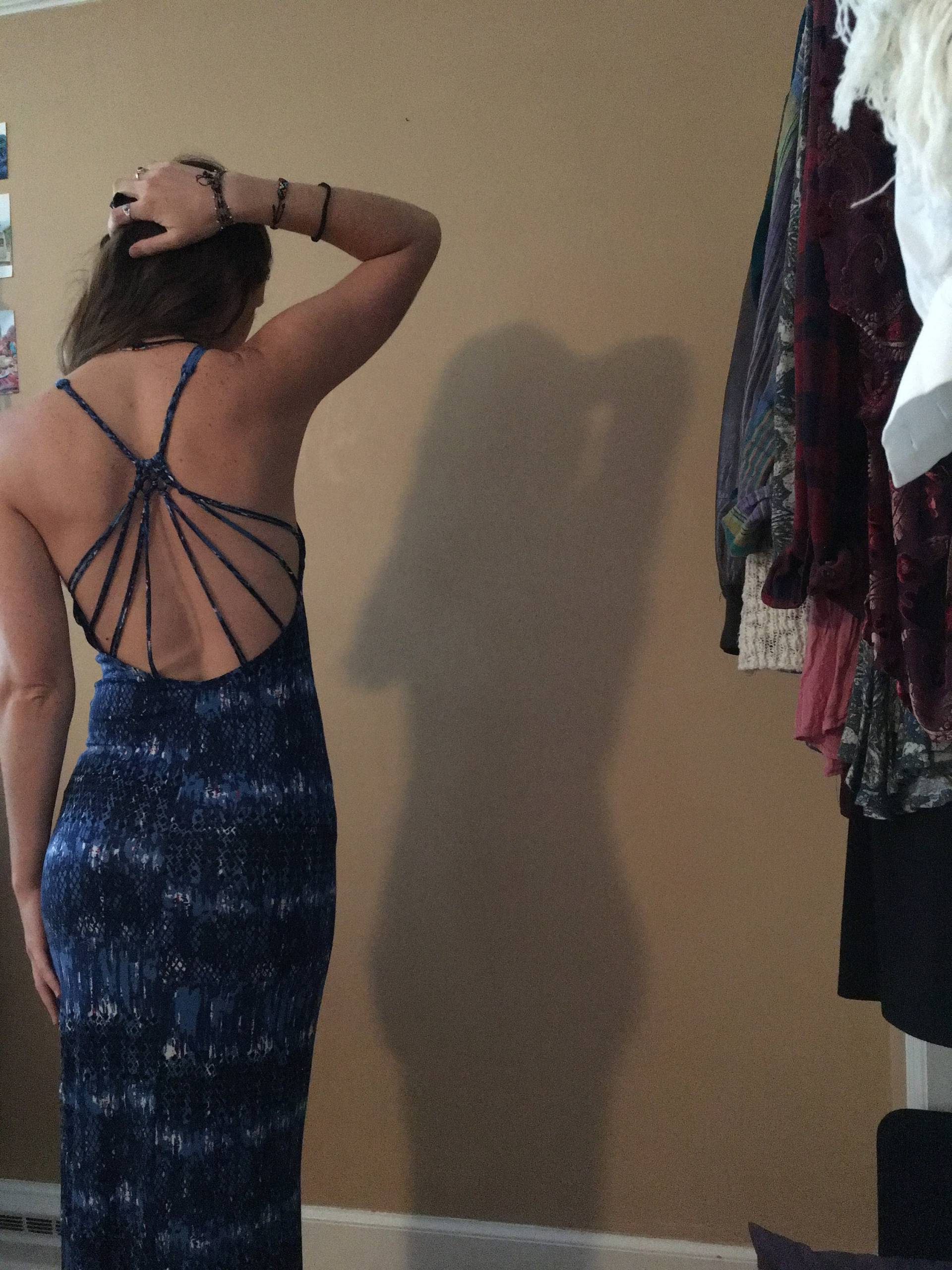 Blau Gemustertes Maxi Kleid Mit Tiefem Rückenausschnitt von roottoriseboutique