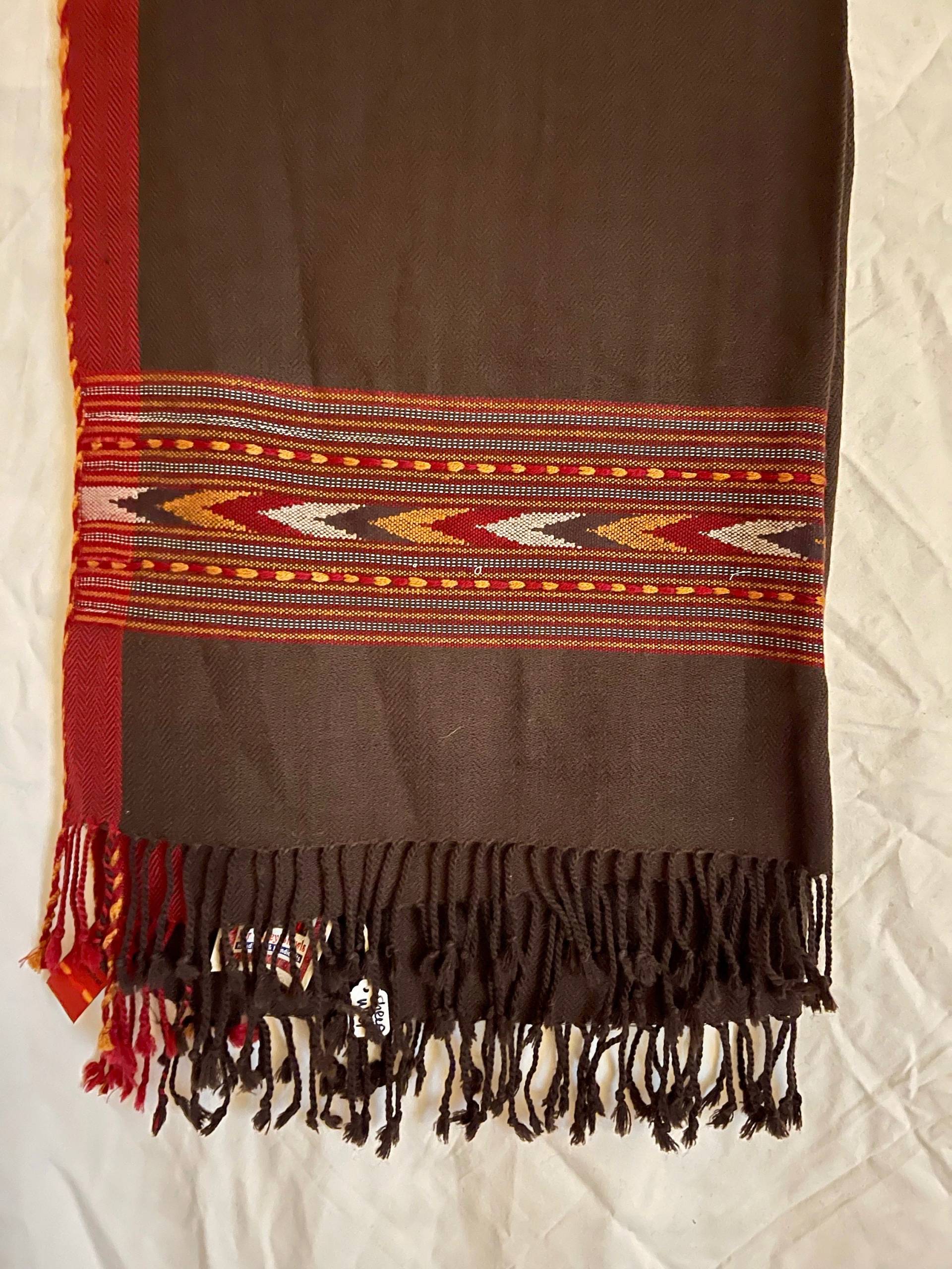 Dunkelbraune Schafwolle Bestickter Schal von roottoriseboutique