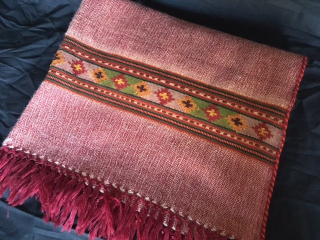 Rot/Weiß Schafwolle Bestickter Schal von roottoriseboutique