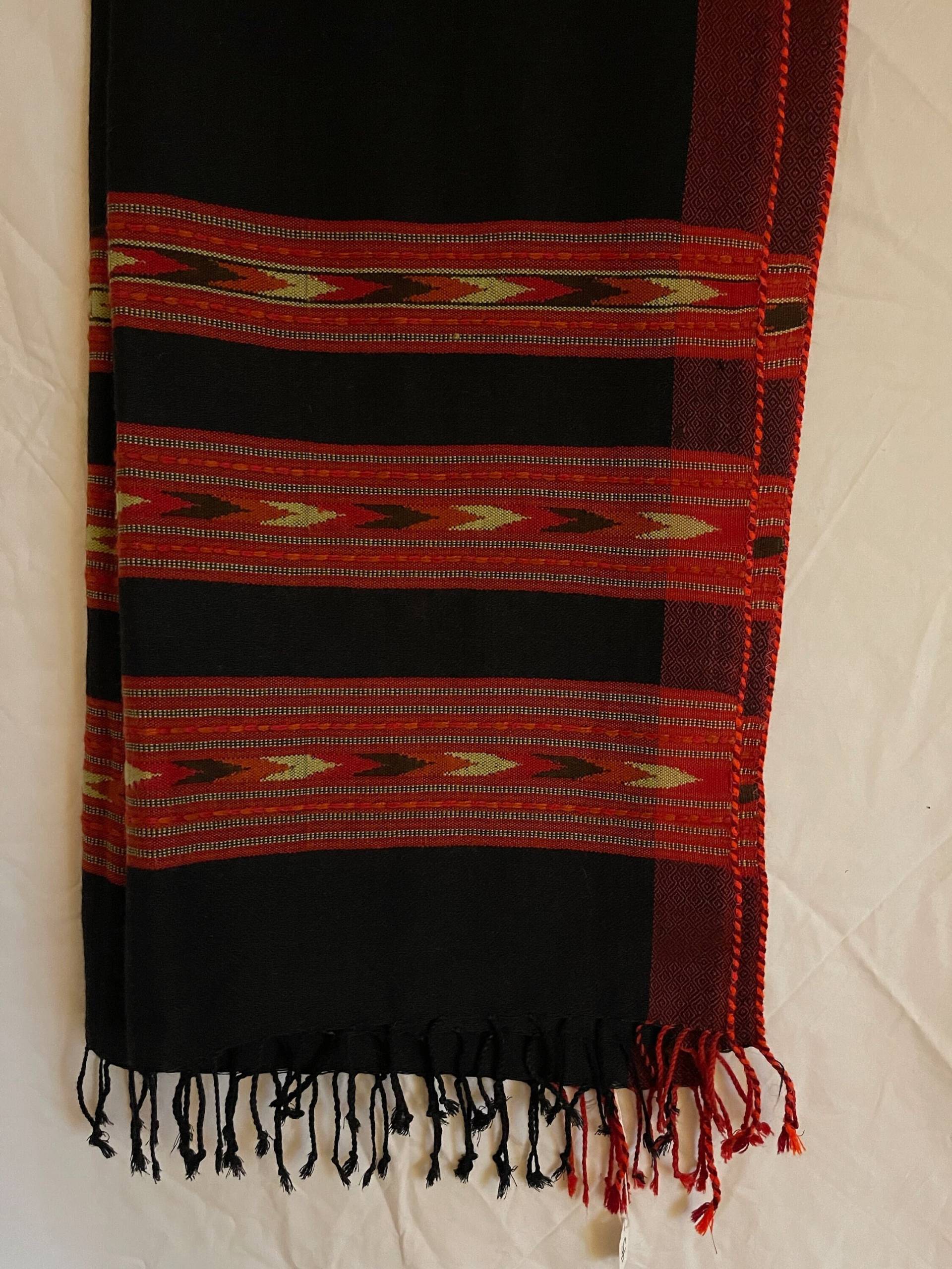 Schwarzer Schafwolle Bestickter Schal von roottoriseboutique